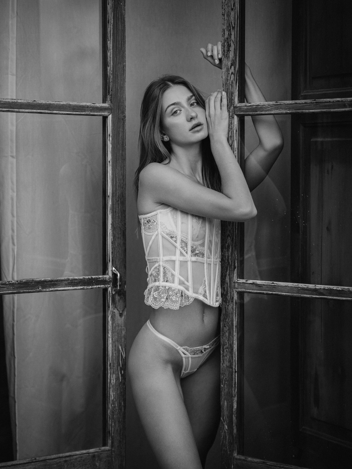 GN03 | Modern Silver Monochrome